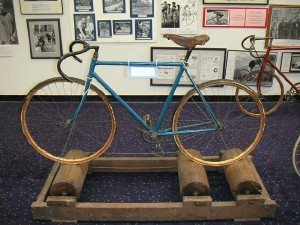 Antique_bicycle_on_antique_rollers_in_US_Bicycling_Hall_of_Fame